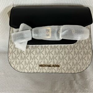 Michael Kors Emelia, small logo Crossbody bag color vanilla/black